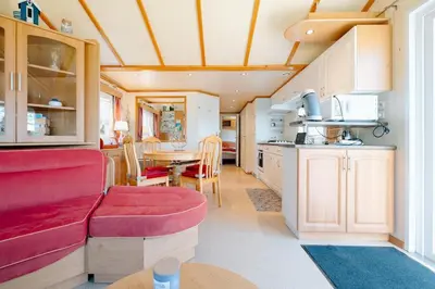 Cuisine ou kitchenette dans l'établissement Mobile Home - 700m de la plage