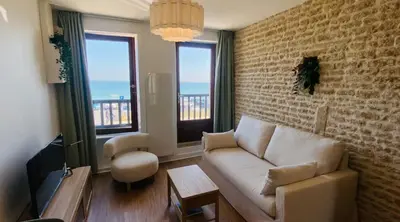 Coin salon dans l'établissement L'Hirondelle, charmante maisonnette vue mer