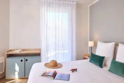 Un ou plusieurs lits dans un hébergement de l'établissement Quality Aparthotel Cherbourg