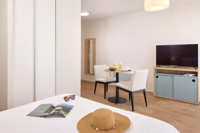 Télévision ou salle de divertissement dans l'établissement Quality Aparthotel Cherbourg