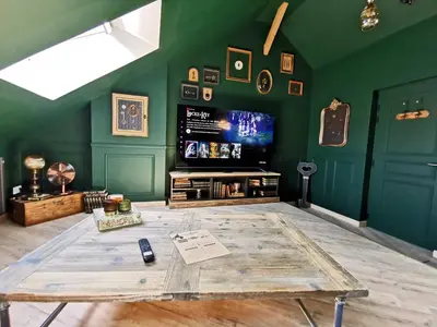Télévision ou salle de divertissement dans l'établissement LES CLES DES REMPARTS - Appartement privé à thème tout équipé - Atypique - Centre Saint-Lô - Gare - Haras - Parking public gratuit - Entrée autonome - Wifi - Netflix - TV XXL - Lit 160x200