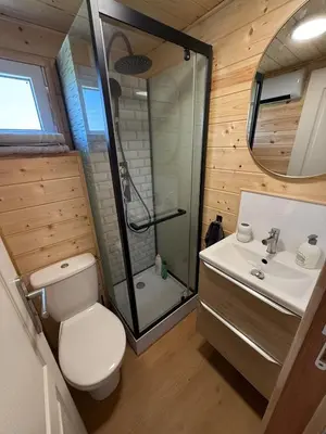 Salle de bains dans l'établissement La Roulotte de Ville Chérel