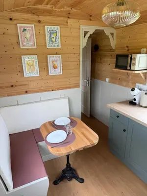 Cuisine ou kitchenette dans l'établissement La Roulotte de Ville Chérel