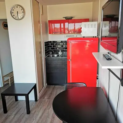 Cuisine ou kitchenette dans l'établissement Les pieds dans l'eau - loggia exposée plein sud