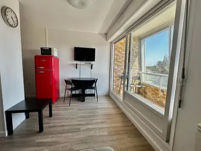 Télévision ou salle de divertissement dans l'établissement Les pieds dans l'eau - loggia exposée plein sud
