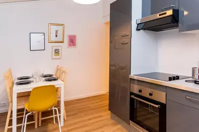 Cuisine ou kitchenette dans l'établissement 4-person apartment, city center