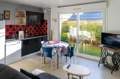 Cuisine ou kitchenette dans l'établissement Appartement avec jardin et plage