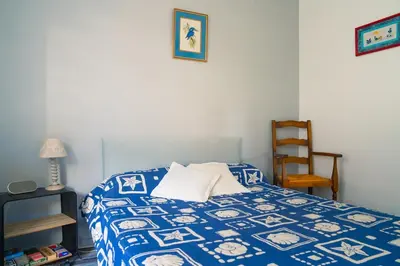 Un ou plusieurs lits dans un hébergement de l'établissement Appartement avec jardin et plage