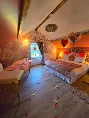 Un ou plusieurs lits dans un hébergement de l'établissement La Vallée Secrète - Love Hôtel