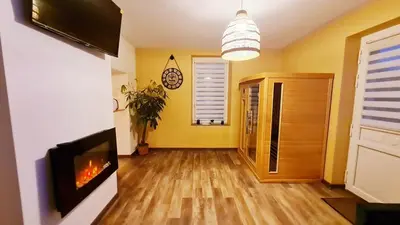 Télévision ou salle de divertissement dans l'établissement La Vallée Secrète - Love Hôtel
