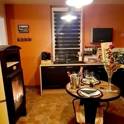 Télévision ou salle de divertissement dans l'établissement La Vallée Secrète - Love Hôtel