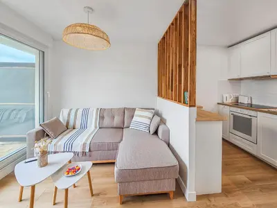 Cuisine ou kitchenette dans l'établissement South-facing terrace, direct beach access