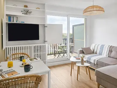 Télévision ou salle de divertissement dans l'établissement South-facing terrace, direct beach access