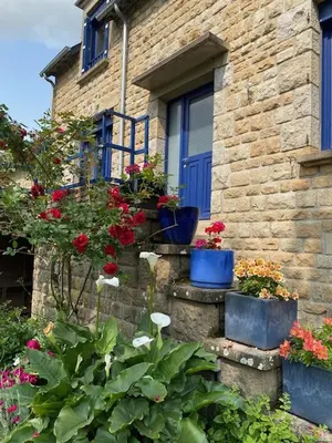 Jardin de l'établissement Parenthèse poétique face au Mont-Saint-Michel, entre nature vivante, animaux et petit-déjeuner festin