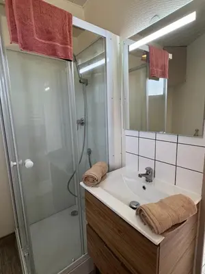 Salle de bains dans l'établissement Chez Sylviane Rez-de-Chaussée 200 m de la mer
