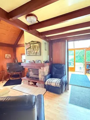 Coin salon dans l'établissement Le chalet des câlins canins