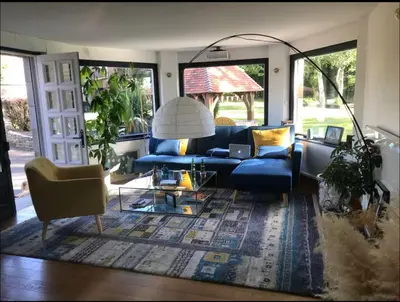 Coin salon dans l'établissement Maison avec grand jardin