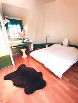 Un ou plusieurs lits dans un hébergement de l'établissement Maison avec grand jardin