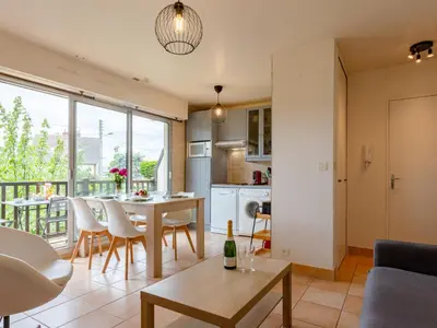 Cuisine ou kitchenette dans l'établissement Apartment Le Surcouf-3 by Interhome