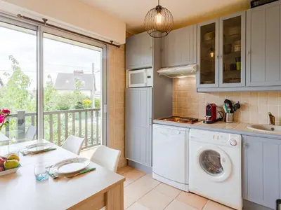 Cuisine ou kitchenette dans l'établissement Apartment Le Surcouf-3 by Interhome