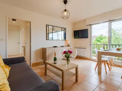 Télévision ou salle de divertissement dans l'établissement Apartment Le Surcouf-3 by Interhome