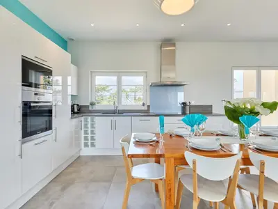 Cuisine ou kitchenette dans l'établissement Holiday Home La Surprise by Interhome