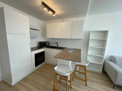 Cuisine ou kitchenette dans l'établissement Plein coeur de Caen, Emeraude