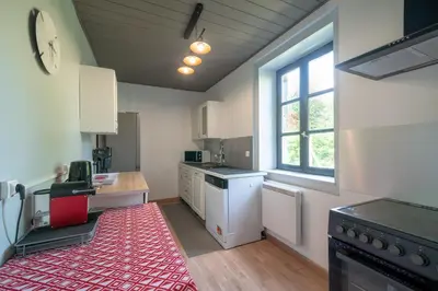 Cuisine ou kitchenette dans l'établissement Le Logis d'Allonne - 10min de la Plage