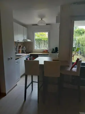 Cuisine ou kitchenette dans l'établissement Appartement cosy à Caen avec terrasse et jardin