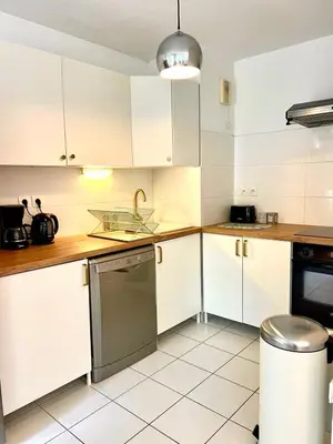 Cuisine ou kitchenette dans l'établissement Appartement Spacieux avec jardin, à 5 min à pied de l'abbaye aux Dames et 10 min à pied du centre ville