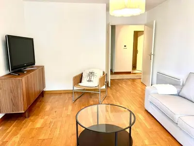 Télévision ou salle de divertissement dans l'établissement Appartement Spacieux avec jardin, à 5 min à pied de l'abbaye aux Dames et 10 min à pied du centre ville
