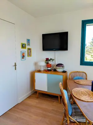 Télévision ou salle de divertissement dans l'établissement Charmant Appartement proche mer et centre, calme, 4 pers