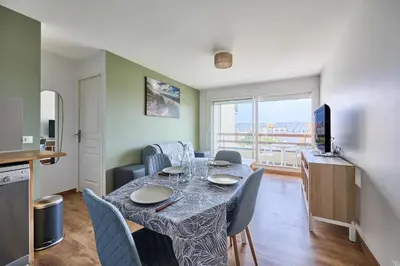 Télévision ou salle de divertissement dans l'établissement Les Hirondelles - 800 m de la plage