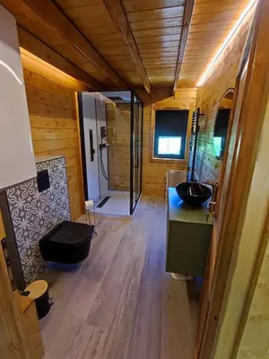 Télévision ou salle de divertissement dans l'établissement Le chalet de Joyce spa et piscine