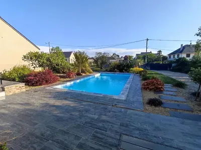 Piscine de l'établissement Le chalet de Joyce spa et piscine ou située à proximité