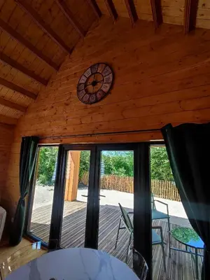 Balcon ou terrasse dans l'établissement Le chalet de Joyce spa et piscine