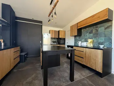 Cuisine ou kitchenette dans l'établissement Californian villa