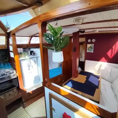 Voilier confortable en bois à cotés des plages et ferries