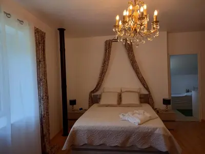 Un ou plusieurs lits dans un hébergement de l'établissement Logis du Château de Brecy