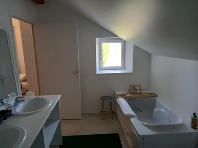 Salle de bains dans l'établissement Logis du Château de Brecy