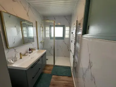 Salle de bains dans l'établissement Maison 8 personnes vue sur le havre