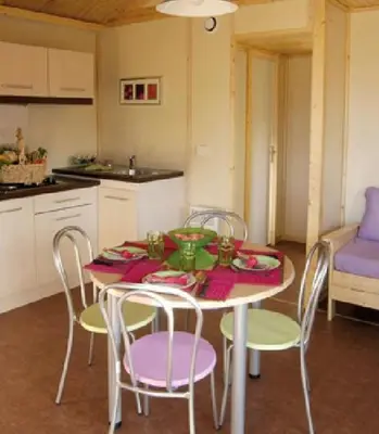 Cuisine ou kitchenette dans l'établissement Parc Résidentiel la Chapelle