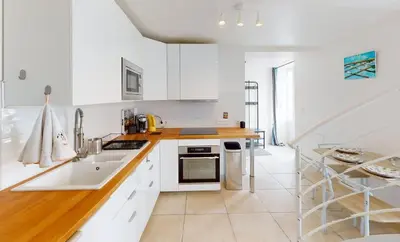 Cuisine ou kitchenette dans l'établissement Charme, plage & tout à pied