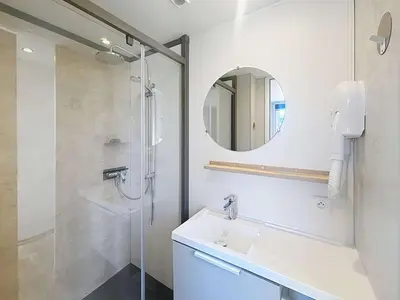 Salle de bains dans l'établissement Mobil-home confortable 6 pers, 3 ch, 2 sdb, proche plage, ménage inclus - FR-1-361A-99