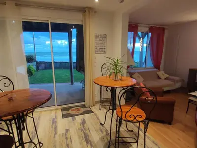 Coin salon dans l'établissement Face a la mer