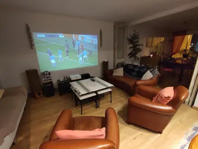 Télévision ou salle de divertissement dans l'établissement Face a la mer