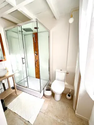 Salle de bains dans l'établissement Les jardins du Tôt