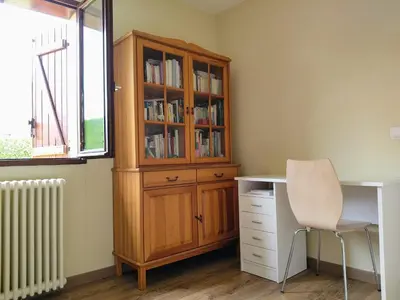 Bibliothèque dans la maison de vacances