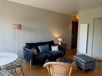 Coin salon dans l'établissement Appartement Duplex 2 Pièces Centre-Ville avec Balcon et Internet Inclus - FR-1-487-383