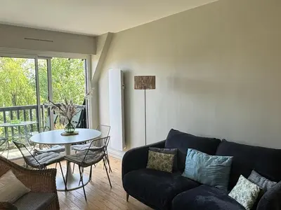 Coin salon dans l'établissement Appartement Duplex 2 Pièces Centre-Ville avec Balcon et Internet Inclus - FR-1-487-383